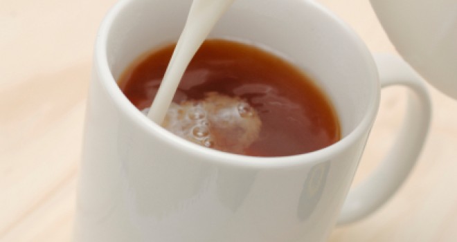 De ce NU este bine sa bei ceaiul cu lapte